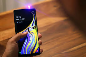 Lopás jelzését fogadó okostelefon