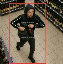 Terméket táskába rejtő vásárló